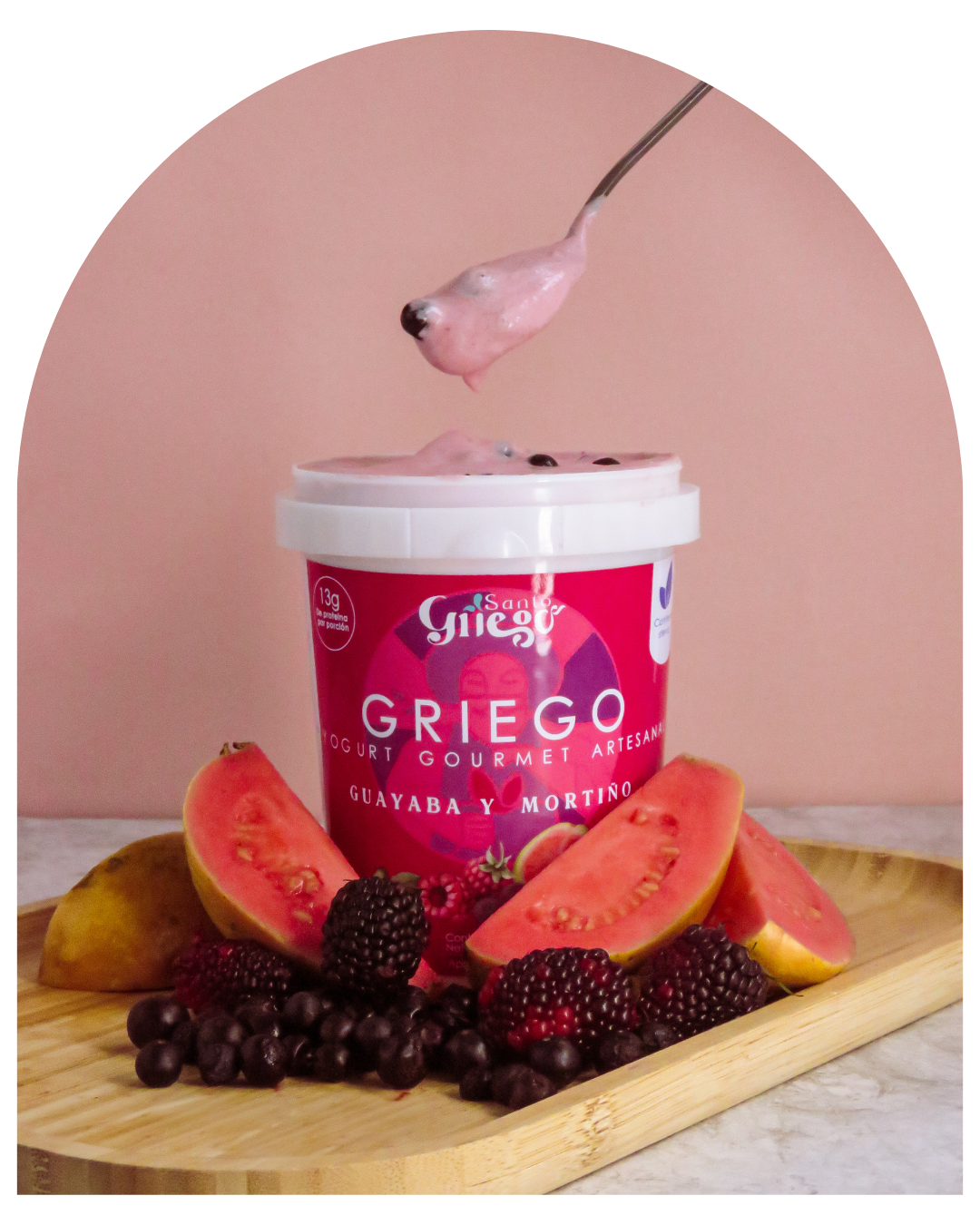 Ingredientes: Leche entera higienizada, cultivos probióticos activos (Streptococcus thermophilus y Lactobacillus delbrueckii subsp. bulgaricus), pulpa de mora de Castilla (30%), pulpa de guayaba (60%) y mortiños (10%), endulzado con alulosa y eritritol.